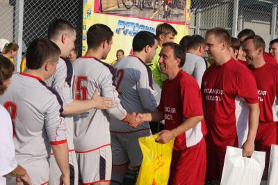 Правительство Рязанской области и администрация города сыграли в футбол